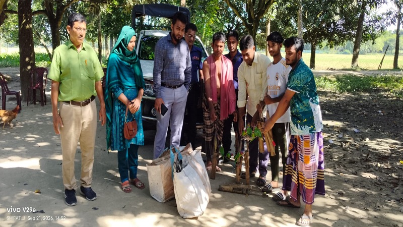 চাঁপাইনবাবগঞ্জে শিকলবন্দি টিয়া পাখি ব্যবহার করে বন্য টিয়া শিকার,২৩টি টিয়া উদ্ধার করে অবমক্ত