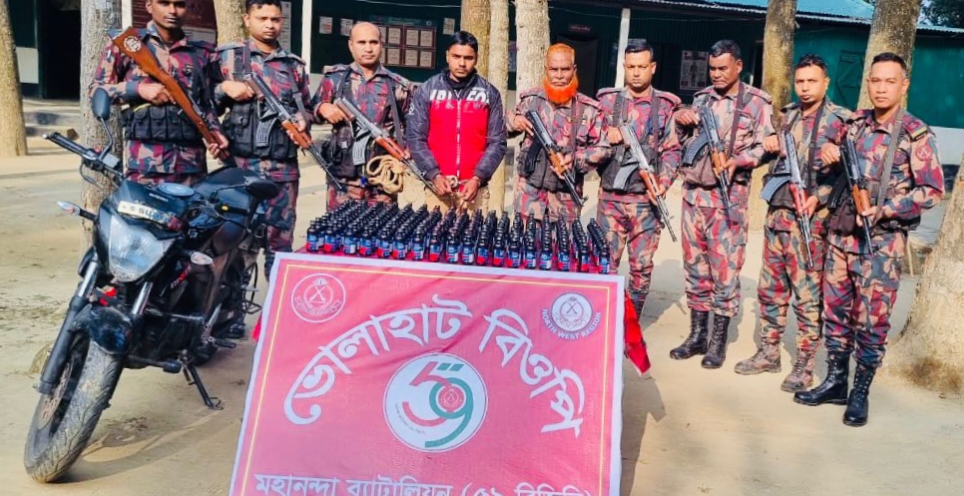 ভোলাহাট সীমান্তে বিজিবি’র হাতে ২১৫ বোতল ফেনসিডিল ও মোটরসাইকেলসহ যুবক আটক