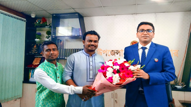 বোয়ালখালীর ইউএনও মোঃ রহমত উল্লাহ'র বদলি ও পদোন্নতিতে বিনয়বাঁশী শিল্পীগোষ্ঠীর শুভেচ্ছা বিনিময় 