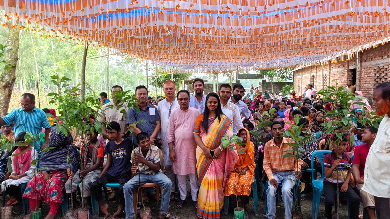 দিনাজপুরের বীরগঞ্জে বুদ্ধি প্রতিবন্ধী ও অটিস্টিক বিদ্যালয়ের ছাত্র-ছাত্রীদের মাঝে গাছের চারা বিতরণ 