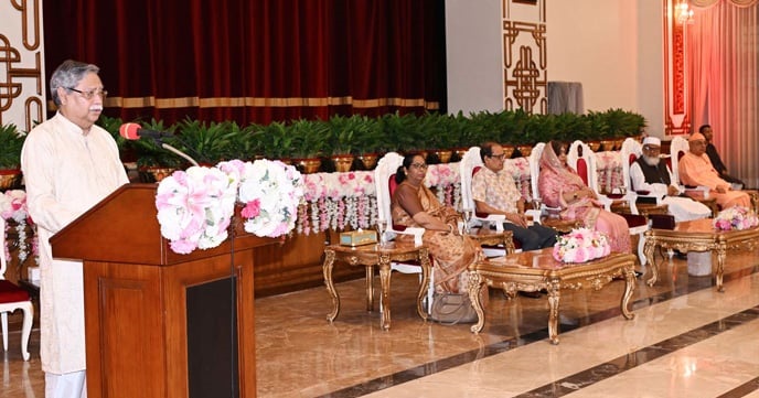 দেশের চলমান সংকটকালে বানভাসী মানুষের পাশে দাঁড়ানোর আহবান রাষ্ট্রপতির