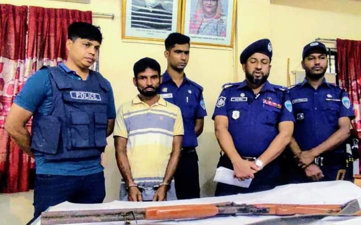 মহেশখালী থানা পুলিশের অভিযানে চিহ্নিত বাংলা মদ তৈরির কারিগর হেলাল দেশীয় অস্ত্রসহ গ্রেপ্তার