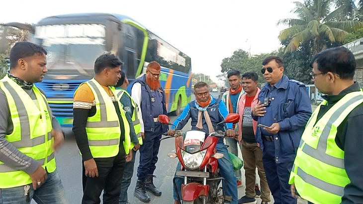 ডুমুরিয়ায় নিসচা'চেয়ারম্যানের জন্মদিন উপলক্ষে লিফলেট বিতরণ