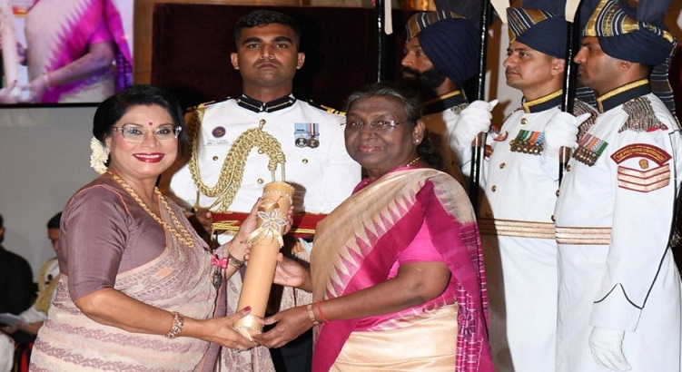 উপমহাদেশের প্রখ্যাত রবীন্দ্রসংগীত শিল্পী রেজওয়ানা চৌধুরী বন্যা পদ্মশ্রী পুরস্কার গ্রহণ করেছেন