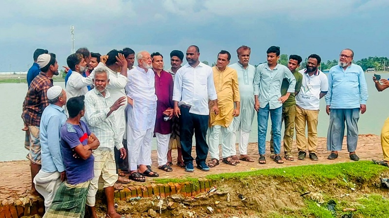 টানা বৃষ্টিতে ক্ষতিগ্রস্ত ধলঘাটায় ত্রাণ বিতরণে এমপি আলমগীর ফরিদ:ক্ষতিগ্রস্ত এলাকা পরিদর্শন