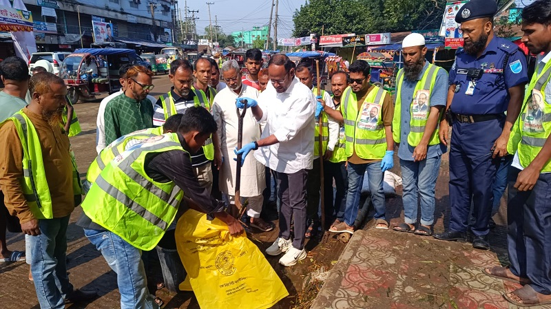 টাঙ্গাইলে কোরবানির বর্জ্য অপসারণে মাঠে নামলেন প্রতিমন্ত্রী টুকু