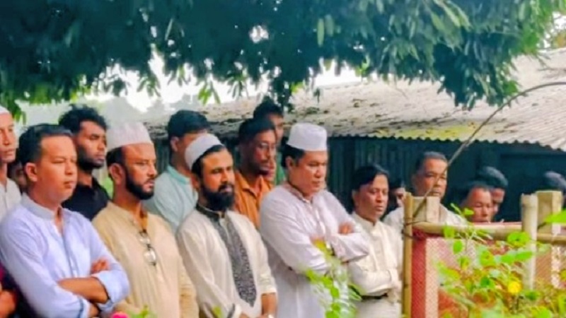 রিয়াদ মোহাম্মদ আরাফাতের  প্রথম  মৃত্যুবার্ষিকীতে  কবর জিয়ারত করলেন আতাউল্লাহ বুখারী!