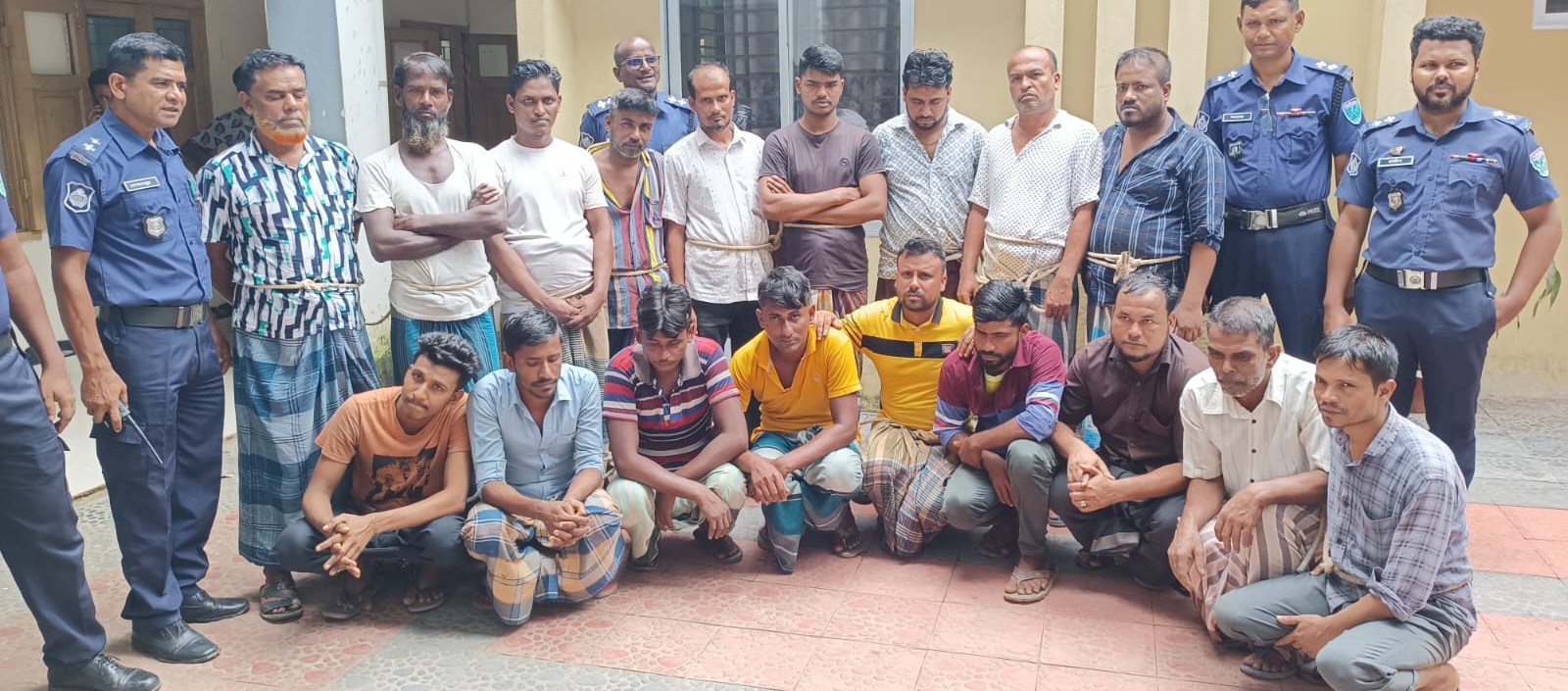 গোলাপগঞ্জে জুয়ার আসর থেকে ১৮ জুয়াড়ি আটক