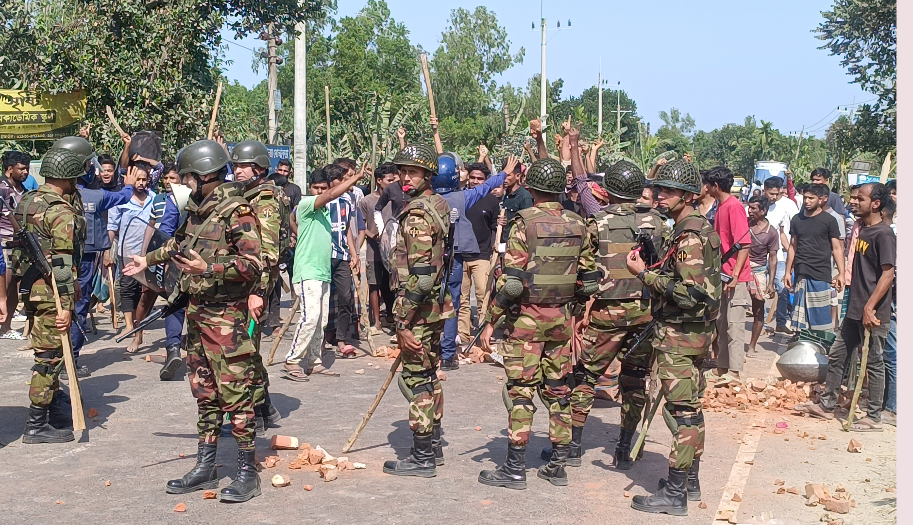 টাঙ্গাইলে মাইকে ঘোষণা দিয়ে তিন গ্রামের সংঘর্ষে ১৫ আহত, ১৮ ব্যবসা প্রতিষ্ঠান ভাঙচুর