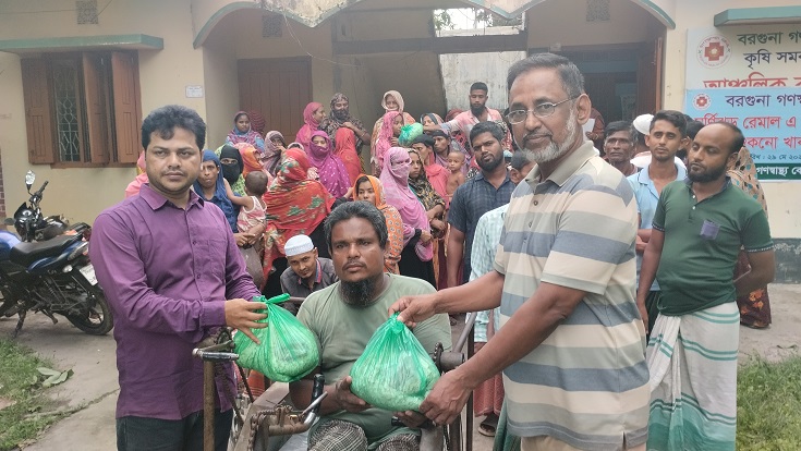 বরগুনায় ঘূর্ণিঝড় রেমালে ক্ষতিগ্রস্তদের মাঝে শুকনো খাবার বিতরণ করল গণস্বাস্থ্য কেন্দ্র