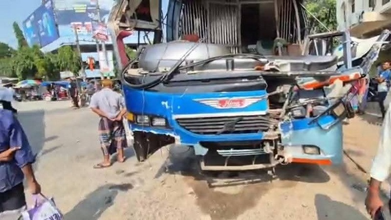 ঠাকুরগাঁওয়ে নিয়ন্ত্রণ হারিয়ে মার্কেটে ঢুকল হানিফ বাস,আহত কয়েকজন