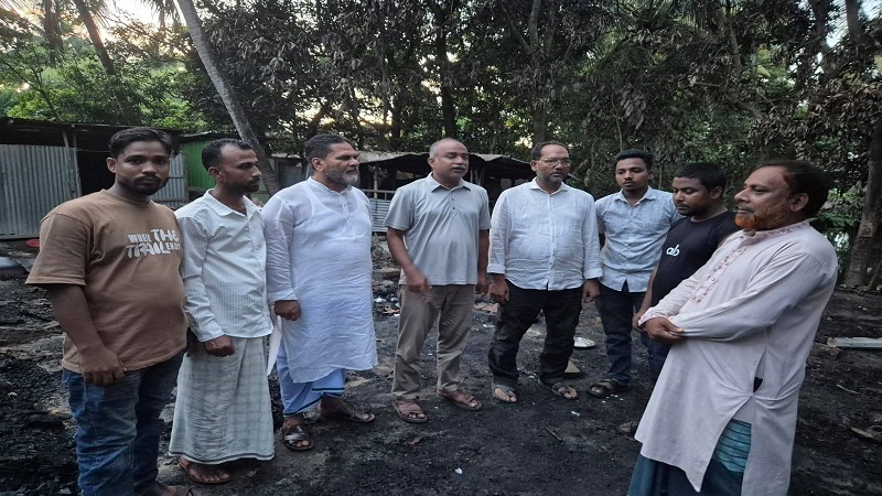 কোম্পানীগঞ্জে আগুনে ক্ষতিগ্রস্ত পরিবারের পাশে বিএনপি নেতা মাহমুদুর রহমান রিপন