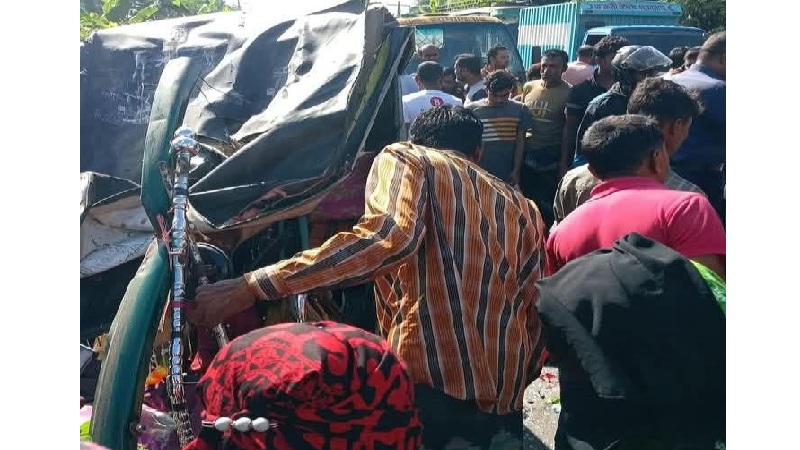 খুলনা সাতক্ষীরা মহাসড়কে চলছে মৃত্যুর মিছিল। ট্রাক-ইজিবাইকের সংঘর্ষে নিহত ৩