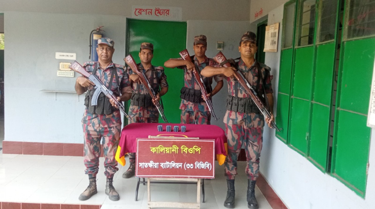 সাতক্ষীরা ও কলারোয়া সীমান্তে প্রায় চার লক্ষ টাকার ভারতীয় মালামাল জব্দ করেছে বিজিবি