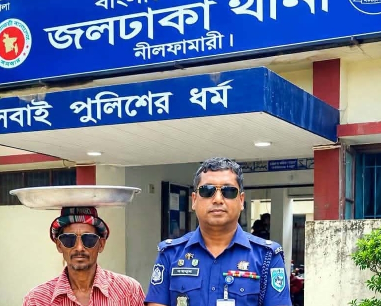 ফেরিওয়ালা ভেমরুলের সহজ-সরল জীবন: আমাদের জন্য এক বড় শিক্ষা