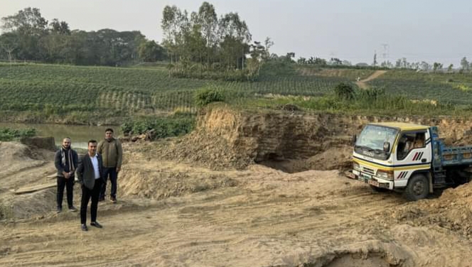 পাড় কাটার ফলে হুমকির মুখে প্রাকৃতিক মৎস্য প্রজনন ক্ষেত্র হালদা নদী 