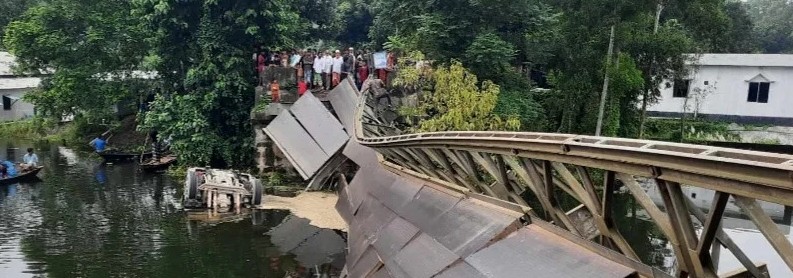 টাঙ্গাইলে বেইলি সেতু ভেঙে বালুবাহী ট্রাক পানির নিচে