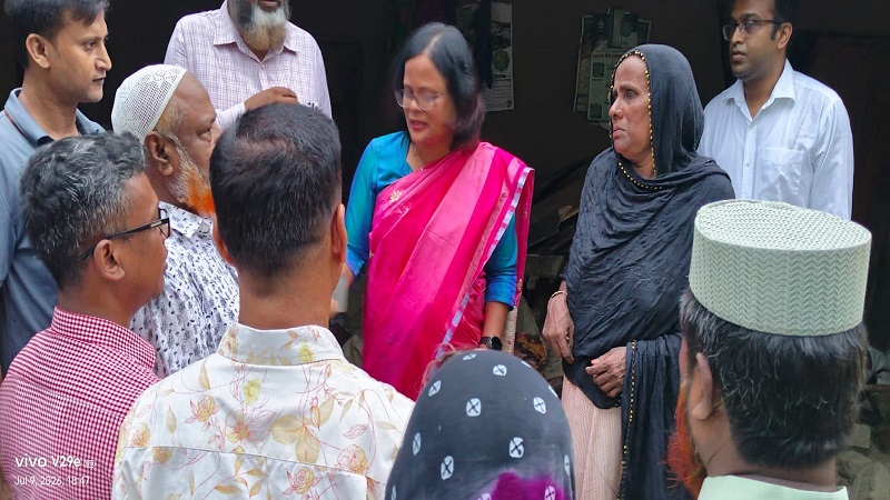 গিলাতলায় ঘূর্ণিঝড়ে বিদ্যুতের খুঁটি সহ প্রায় অর্ধশত ঘরবাড়ি লন্ডভন্ড;খুলনা জেলা প্রশাসকের পরিদর্শন  