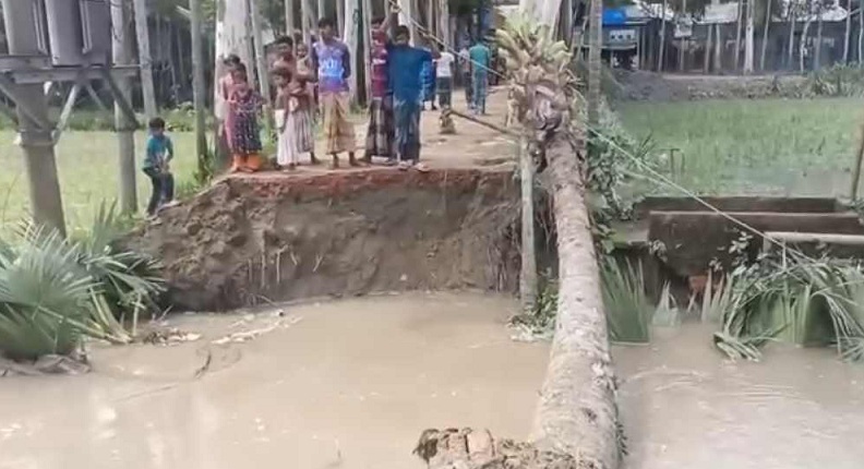 যমুনা নদীর পানির প্রবল স্রোতে ভেঙে গেছে সংযোগ সড়ক দুর্ভোগ পোহাচ্ছে চারটি গ্রামের ১৫ হাজার মানুষ