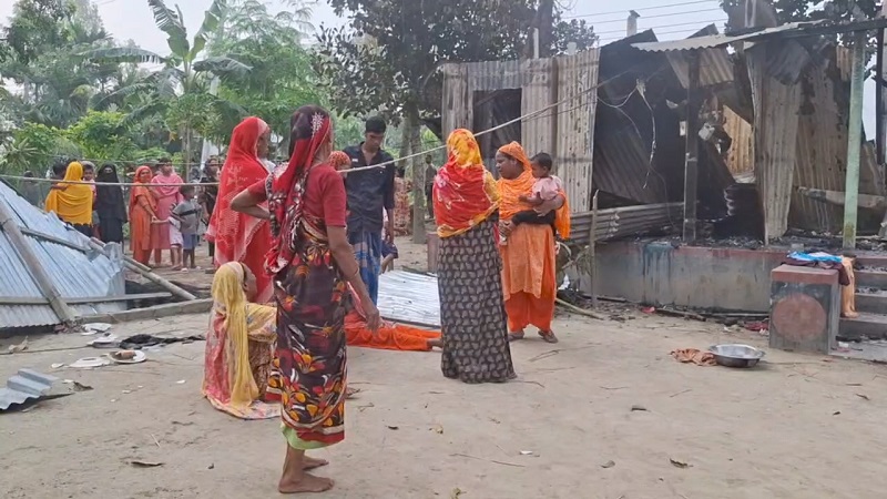 দুই গ্রামের সংঘর্ষে নিহত ১ আহত ৩০ টাঙ্গাইলে ১৪৪ ধারা উপেক্ষা করে দফায় দফায় সংঘর্ষ, অগ্নিসংযোগ