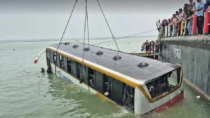 পদ্মায় তলিয়ে গেল বাস, অল্পের জন্য রক্ষা পেল বহু প্রাণ