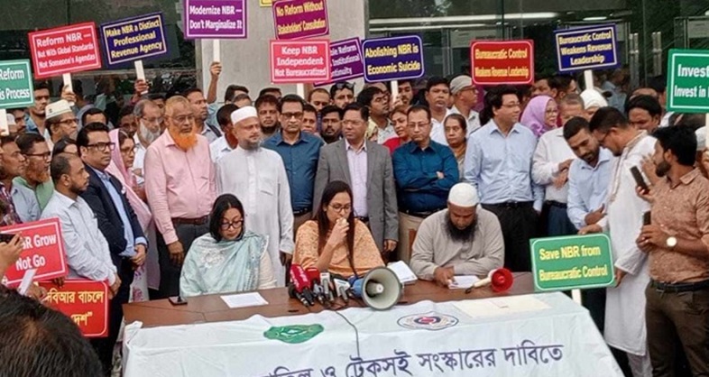 রাজস্ব বিভাগের অচলাবস্থা: সোমবার থেকে পূর্ণাঙ্গ কর্মবিরতিতে যাচ্ছে কর-কাস্টমস কর্মকর্তারা