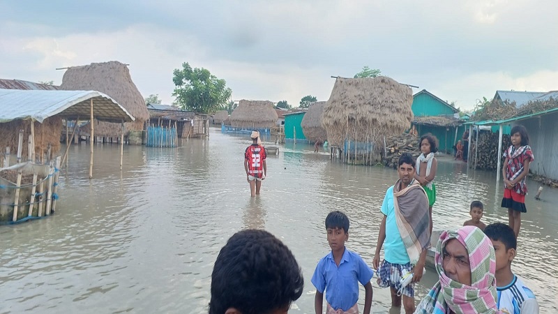 চাঁপাইনবাবগঞ্জে কমেছে পদ্মা’র পানি,বেড়েছে মহানন্দা ও পূণর্ভবার,পানিবন্দি ৫ হাজার পরিবার