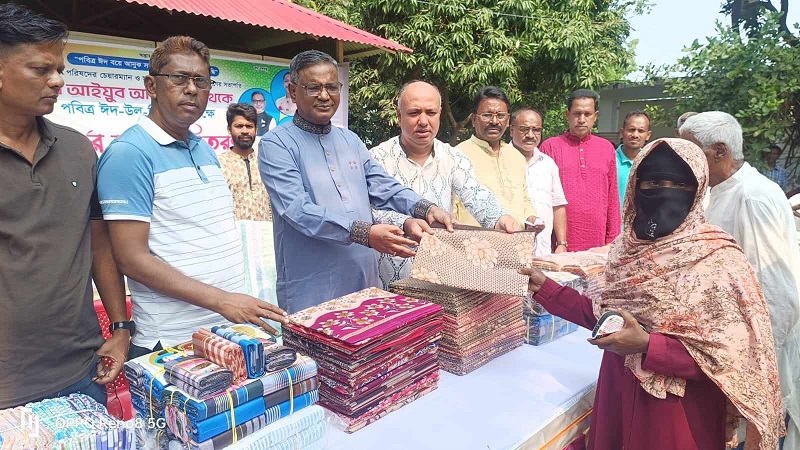 মুছাপুর ইউপি চেয়ারম্যানের দু'হাজার পরিবারের মাঝে ঈদ উপহার বিতরন