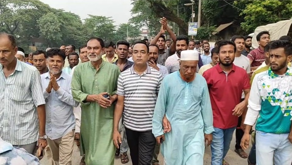 জিলাপি কান্ডে প্রত্যাহারকৃত ওসির পক্ষে বিএনপির বিক্ষোভ! সমালোচনার জোয়ার!!