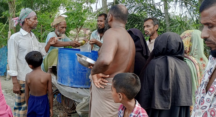 পানিবন্দি মানুষের প্রাণের আকুতি : ত্রাণ নয়, টেকসই বেড়িবাঁধ চাই