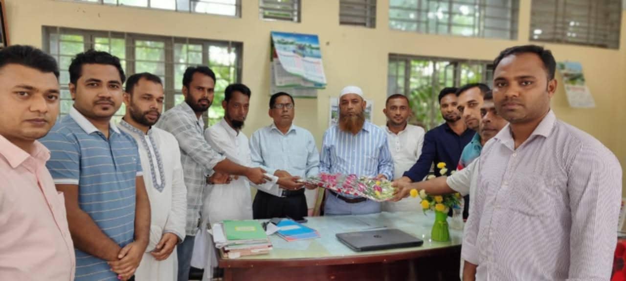 কোম্পানীগঞ্জে স্কুল কমিটির সভাপতিকে ফুল দিয়ে বরণ