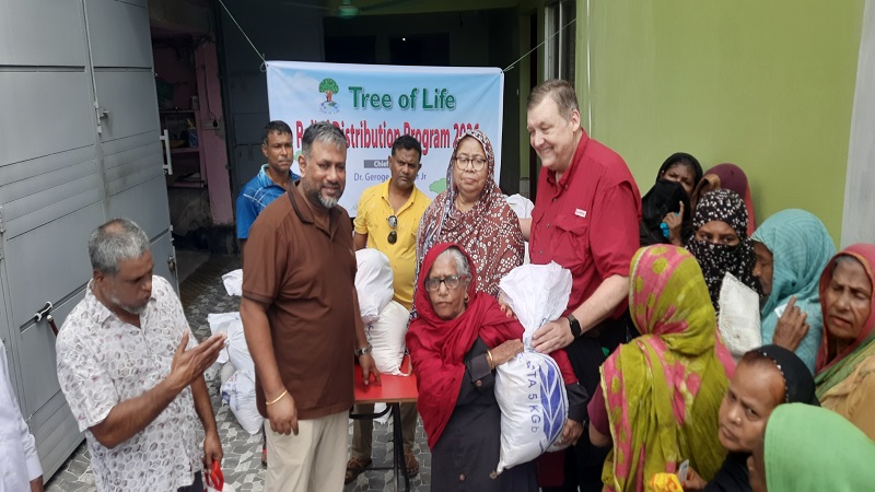 সাতক্ষীরায় পানিবন্দি ও অসহায় পরিবারের মাঝে খাদ্য সামগ্রী বিতরণ