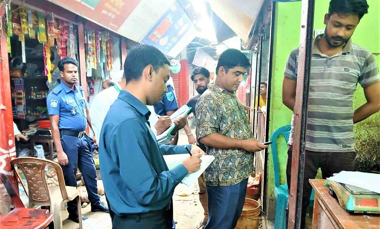 টাঙ্গাইলের নিত্যপণ্যের বাজারে বিশেষ টাস্কফোর্স অভিযান