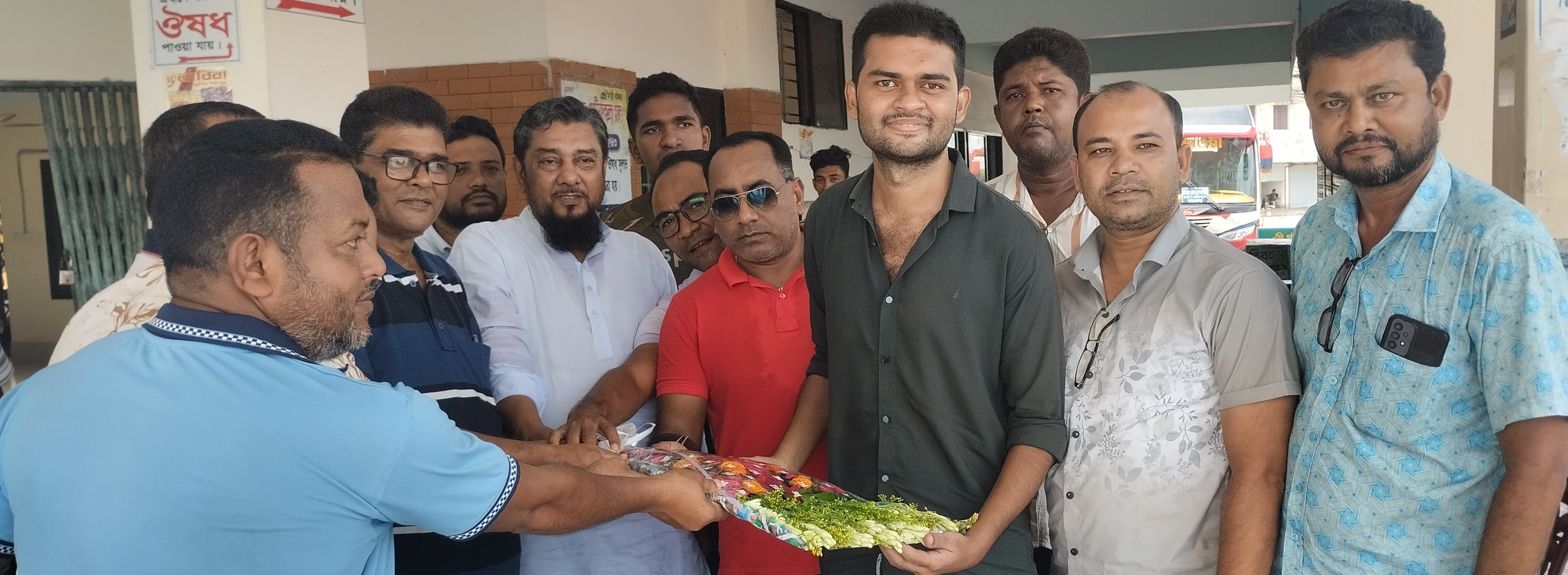 বিজেএস পরীক্ষায় তৃতীয় স্থান অর্জনকারী বরগুনার কৃতি সন্তান হাসানকে সংবর্ধনা