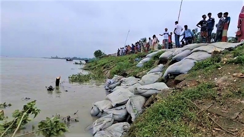 টাঙ্গাইল-তারাকান্দি আঞ্চলিক মহাসড়ক ভেঙে যমুনা নদীগর্ভে বিলীন,যান চলাচল সম্পূর্ণ বন্ধ,দুর্ভোগে মানুষ
