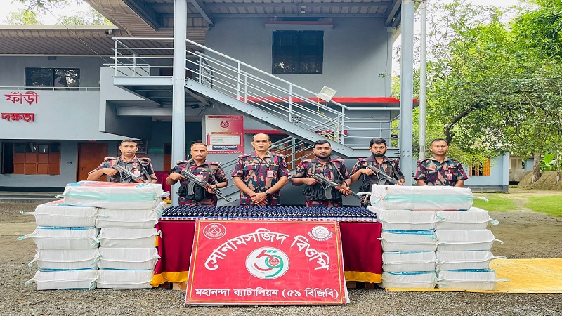 চাঁপাইনবাবগঞ্জে আমদানীকৃত পাথরবোঝাই ভারতীয় ট্রাকে মিলল ৬ হাজার বোতল ভারতীয় মাদক সিরাপ