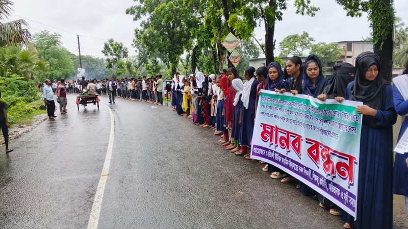 পাইকগাছায় বিদ্যালয়ের অ্যাডহক কমিটির সভাপতির পদত্যাগ দাবিতে রাজপথে শিক্ষার্থীরা