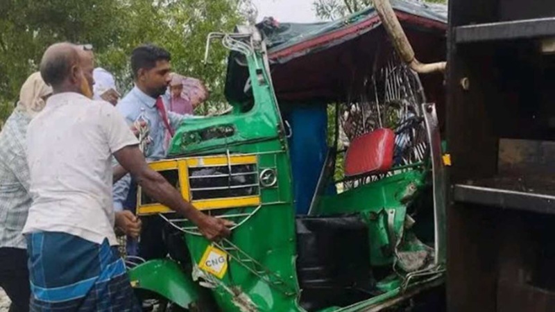 রামুতে ট্রেনের ধাক্কায় অটোরিকশা দুমড়ে-মুচড়ে,নিহত ৪