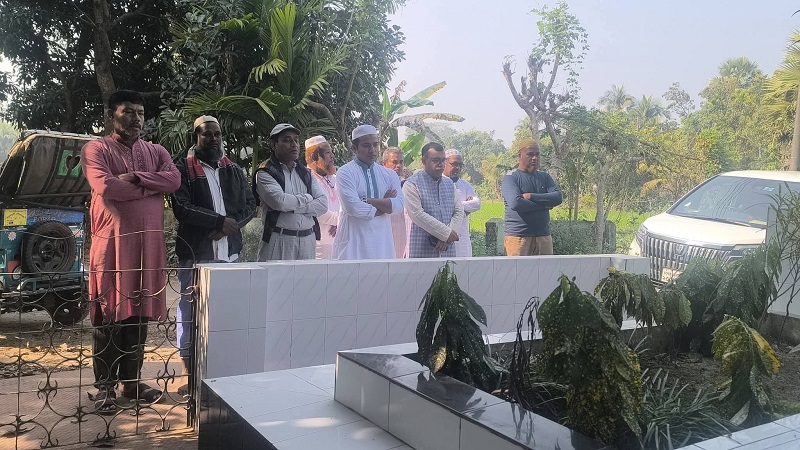 বাবার কবর জিয়ারতের মাধ্যমে নির্বাচনী কার্যক্রম শুরু করলেন ব্যারিস্টার খাজা তানভীর
