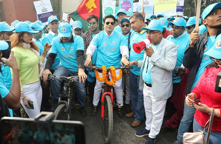 খাদ্য দিবসে চিত্র নায়ক ফেরদৌস আহমেদ সাইকেল চালিয়ে সচেতনতা তৈরিতে বর্ণাঢ্য র‌্যালি উদ্বোধন করেন