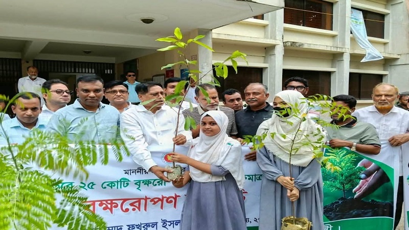 কোম্পানীগঞ্জে বৃক্ষরোপণ ও চারা বিতরণ করলেন এমপি ফখরুল ইসলাম