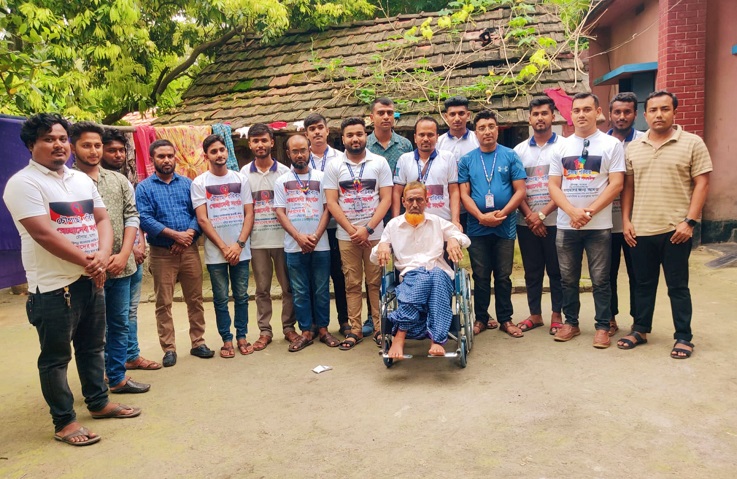 পঙ্গু'প্রতিবন্ধী'কে হুইল চেয়ার প্রদান করলো 'চৌগাছা পরিবার' স্বেচ্ছাসেবী সংগঠন