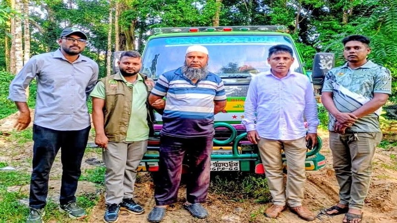 উখিয়ায় পাহাড় কাটার সময় মাটিভর্তি ডাম্পারসহ আটক ১