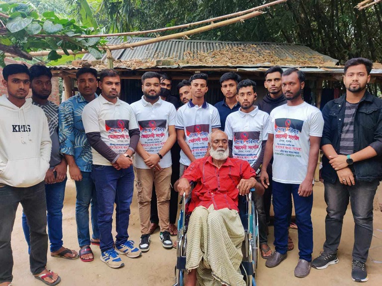 প্যারালাইজড আজগর আলীকে হুইল চেয়ার প্রদান করলো 'চৌগাছা পরিবার স্বেচ্ছাসেবী সংগঠন'