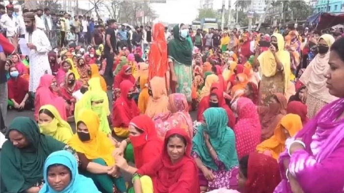 ১৪ দফা দাবিতে গাজীপুরে মহাসড়ক অবরোধ,যানবাহন চলাচল বন্ধ