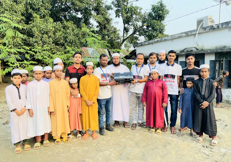 মসজিদের জন্য মাইক সেট প্রদান করলো 'চৌগাছা পরিবার' স্বেচ্ছাসেবী সংগঠন