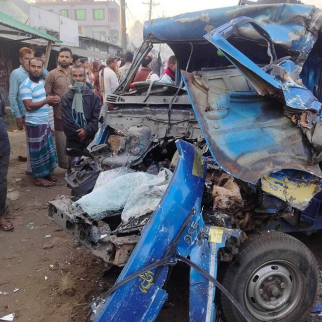 টাঙ্গাইলে বাস ও পিকআপের মুখোমুখি সংঘর্ষের নিহত ৪