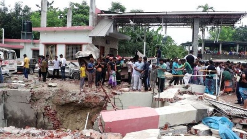 রংপুরে ভয়াবহ গ্যাস ট্যাংক বিস্ফোরণ: নিহত ১,আহত অন্তত ১৩,দুমড়ে মুচড়ে গেল ২০টি গাড়ি