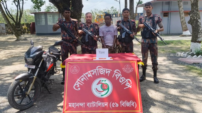 চাঁপাইনবাবগঞ্জের সোনমসজিদ সীমান্তে ৩৪০ পিস ইয়াবাসহ মোটরসাইকেল আরোহি আটক