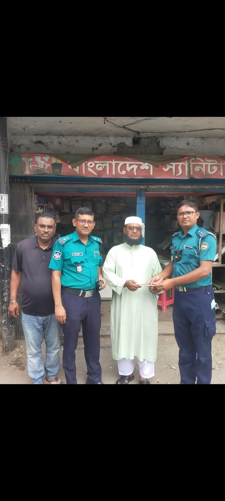 কুড়িয়ে পাওয়া মোবাইল হস্তান্তর করেন বিএমপি সার্জেন্ট সিদ্দিক 